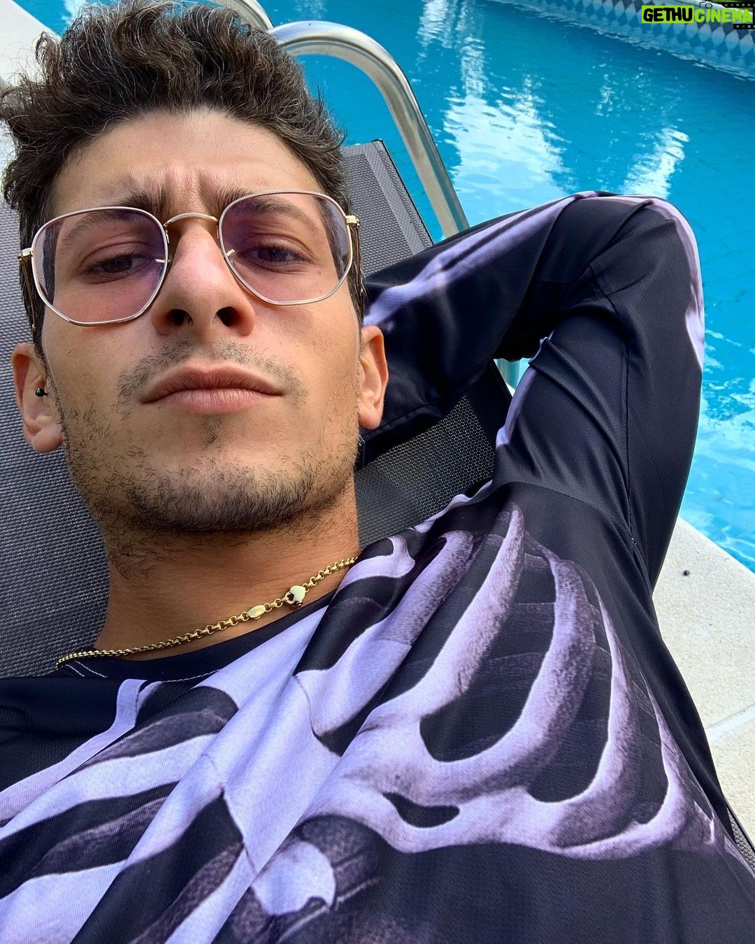 Stefano Lepri Instagram - Mancano 10 foto alla fine di questo folle percorso che lo Stefano del passato ha deciso di iniziare , per ora sono ancora spensierato qui in piscina 🏊♀️ 356/366