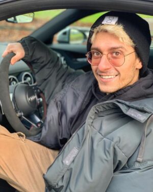 Stefano Lepri Instagram - Veramente mi hanno fatto guidare un Audi TT con questi capelli ? 😂 Anno prossimo mi prendo l’R8 🏎
349/366