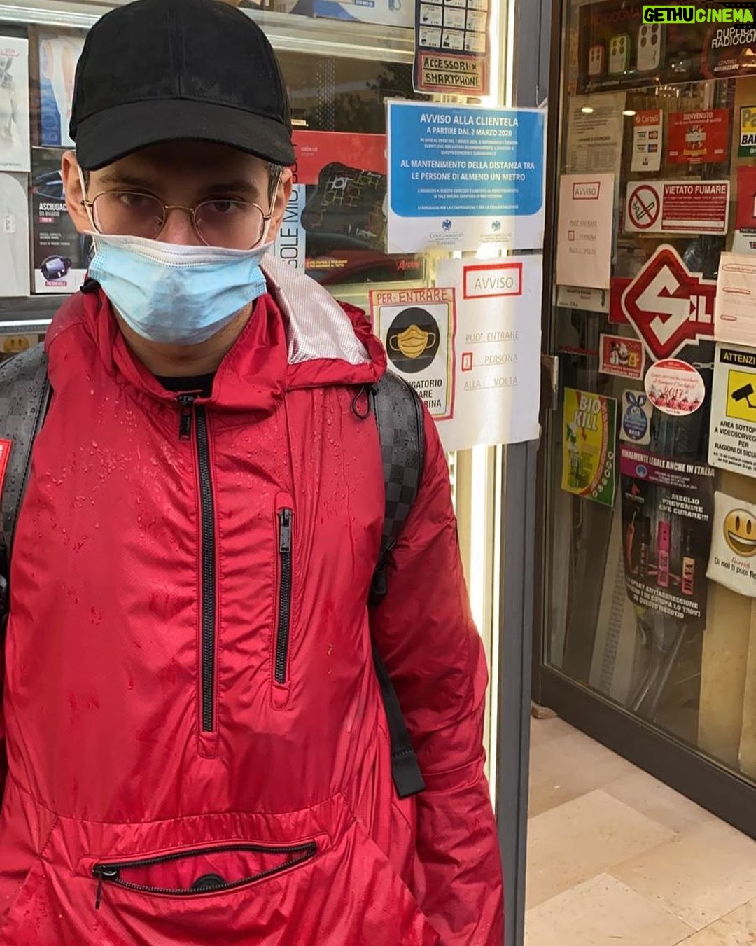 Stefano Lepri Instagram - la combo pioggia mascherina non è affatto frustrante tranquilli .. sopratutto se c’è la fila dal ferramenta e devi aspettare fuori 😅 344/366