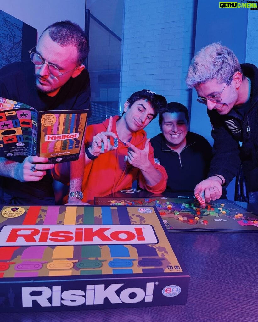 Stefano Lepri Instagram - Trovate sul canale la partita di Risiko più incredibile di sempre, 15 milioni di iscritti riuniti ad un tavolo per conquistare il mondo !! #RisiKo #adv 342/366