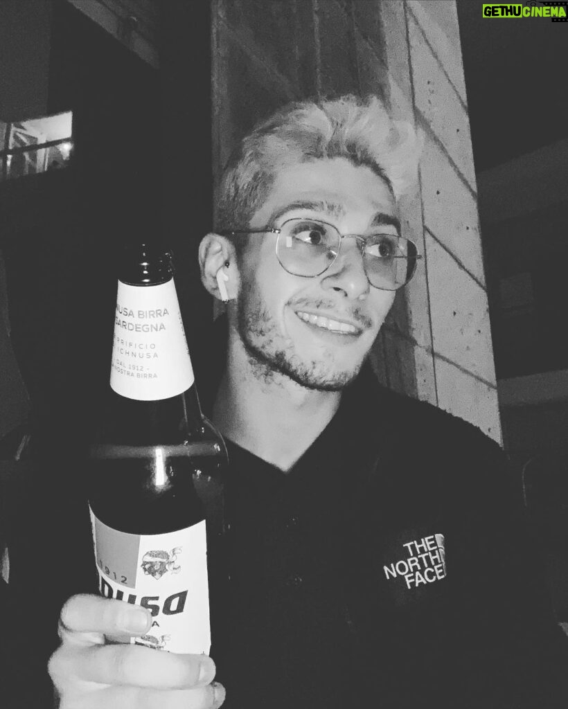 Stefano Lepri Instagram - ” Mai tradito un frate per una tipa, mai tradito una birra che amavo davvero “ 😅 forse non faceva proprio così.. 🍺 341/366