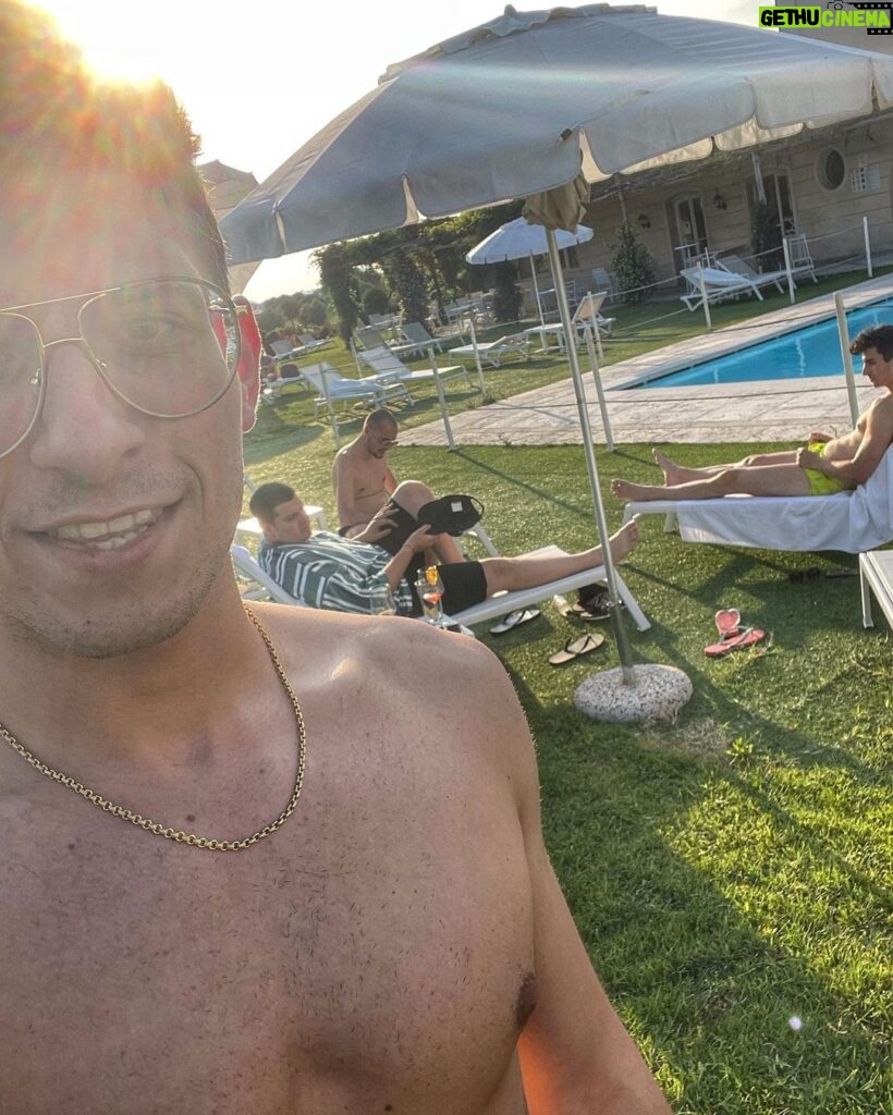 Stefano Lepri Instagram - Vorrei un’estate a base di… (completa nei commenti) … io opterei per piscina e spritz 😍🏝🍷