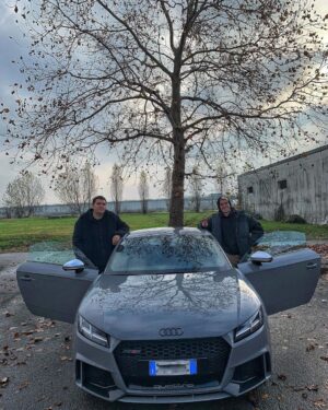 Stefano Lepri Instagram - Veramente mi hanno fatto guidare un Audi TT con questi capelli ? 😂 Anno prossimo mi prendo l’R8 🏎
349/366