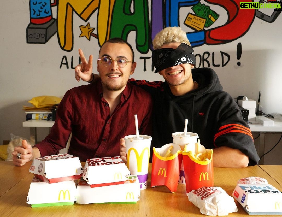 Stefano Lepri Instagram - Nuova sfida sul canale !! Riuscirò ad indovinare da bendato i panini del McDonald’s !? 🤪🍔🍟 331/366
