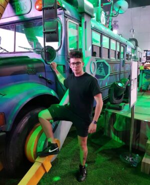 Stefano Lepri Instagram - Questo ero io nel 2018 pronto a salire sul Battle Bus di Fortnite.. state utilizzando il codice creatore st3pny nel negozio? 🤪
327/366