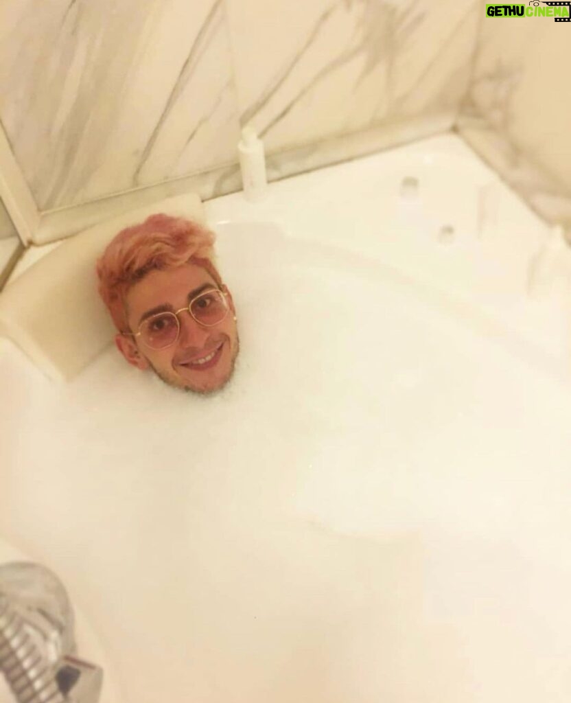 Stefano Lepri Instagram - Quasi quasi mi rifaccio i capelli rosa 🤪 323/366