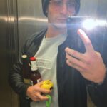 Stefano Lepri Instagram – Mi piacerebbe dirvi che con spensieratezza sto uscendo a bere una birra in buona compagnia ma purtroppo è una foto vecchia 🍻 #tbt #andràtuttobene🌈 
319/366 
#fotoallospecchiocolflashcomplimentiseiunidiota