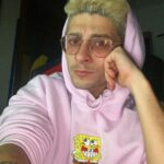 Stefano Lepri Instagram – Buona domenica, chi vuole la mia felpa rosa di SpongeBob? 
310/366