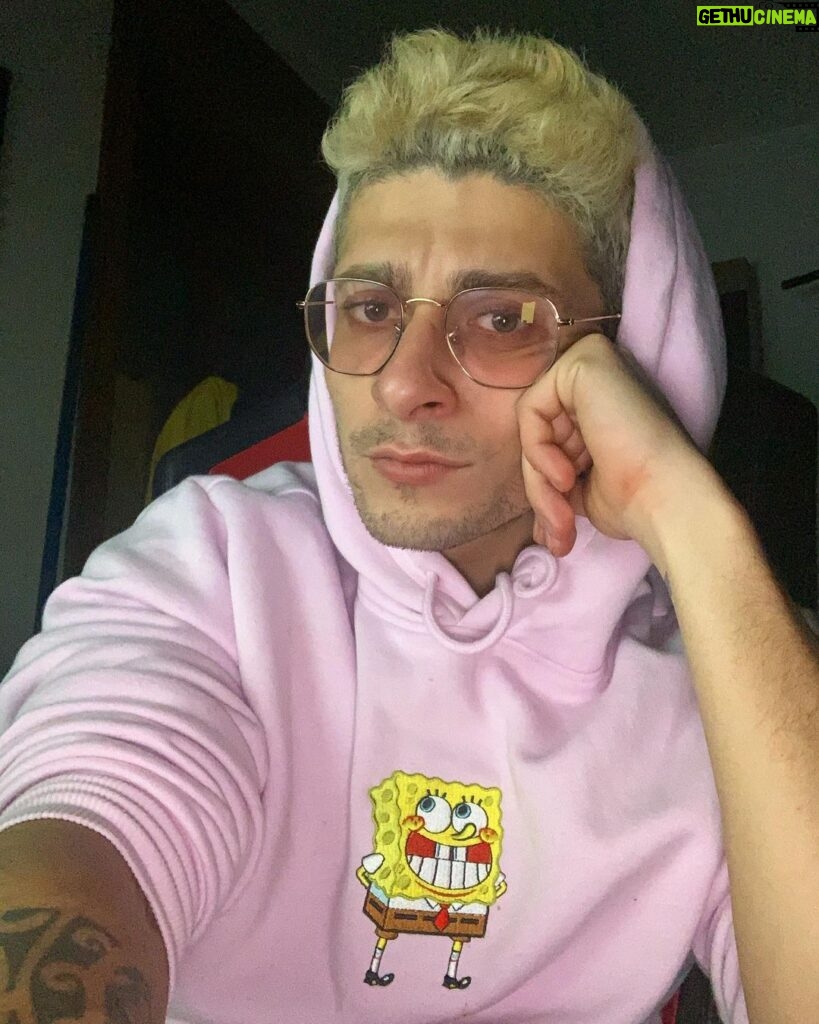 Stefano Lepri Instagram - Buona domenica, chi vuole la mia felpa rosa di SpongeBob? 310/366