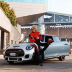 Stefano Lepri Instagram – Di che colore comprereste la vostra Mini Cooper Jcw ?? Così è molto elegante, ma nella mia testa la immagino totalmente nera oppure rossa con i dettagli neri 😁
@mini_italia #minivirtualchallenge 308/366 @zanella_productions 📷