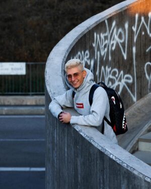 Stefano Lepri Instagram - Ma in testa già c'avevo i piani, avevo tutte le vie..
E allora cazzo ora guardami, 
Sopra un filo con i trampoli,
Questi aspettano che cado giù
Ma se mi alzo non ti rialzi più

295/366 #capoplaza @zanella_productions