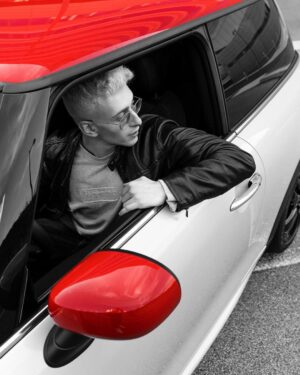 Stefano Lepri Instagram - Non mi capita di guidare a Milano ma con la nuova MINI JCW ho il rimorso di non averlo fatto più spesso!! Adrenalina pura come se stessi in pista! Arriva il #MINIVirtualChallenge di @miniitalia, il campionato online per vivere le stesse emozioni dei piloti professionisti. Si vince un corso di guida sportiva su pista a bordo di una delle auto del MINI Challenge. Vi siete già iscritti online? Allora non perdete le mie stories dei prossimi giorni! Per altre info, link nella bio di @miniitalia
#Adv 292/366 SHOOTING: @zanella_productions