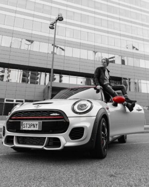 Stefano Lepri Instagram - Non mi capita di guidare a Milano ma con la nuova MINI JCW ho il rimorso di non averlo fatto più spesso!! Adrenalina pura come se stessi in pista! Arriva il #MINIVirtualChallenge di @miniitalia, il campionato online per vivere le stesse emozioni dei piloti professionisti. Si vince un corso di guida sportiva su pista a bordo di una delle auto del MINI Challenge. Vi siete già iscritti online? Allora non perdete le mie stories dei prossimi giorni! Per altre info, link nella bio di @miniitalia
#Adv 292/366 SHOOTING: @zanella_productions