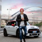 Stefano Lepri Instagram - Non mi capita di guidare a Milano ma con la nuova MINI JCW ho il rimorso di non averlo fatto più spesso!! Adrenalina pura come se stessi in pista! Arriva il #MINIVirtualChallenge di @miniitalia, il campionato online per vivere le stesse emozioni dei piloti professionisti. Si vince un corso di guida sportiva su pista a bordo di una delle auto del MINI Challenge. Vi siete già iscritti online? Allora non perdete le mie stories dei prossimi giorni! Per altre info, link nella bio di @miniitalia #Adv 292/366 SHOOTING: @zanella_productions Milan, Italy