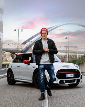 Stefano Lepri Instagram - Non mi capita di guidare a Milano ma con la nuova MINI JCW ho il rimorso di non averlo fatto più spesso!! Adrenalina pura come se stessi in pista! Arriva il #MINIVirtualChallenge di @miniitalia, il campionato online per vivere le stesse emozioni dei piloti professionisti. Si vince un corso di guida sportiva su pista a bordo di una delle auto del MINI Challenge. Vi siete già iscritti online? Allora non perdete le mie stories dei prossimi giorni! Per altre info, link nella bio di @miniitalia
#Adv 292/366 SHOOTING: @zanella_productions