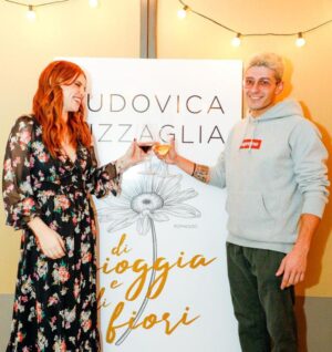 Stefano Lepri Instagram - Serate uniche con persone speciali, prima delle ultime restrizioni .. in bocca al lupo per il tuo nuovo libro 🥰 #dipioggiaedifiori 📚 286/366