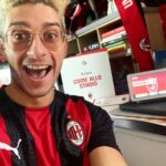 Stefano Lepri Instagram - Quest’anno sono carichissimo per il campionato visto che @acmilan ha iniziato fortissimo e ho persino una squadra al fantacalcio !! 😍 *E incrociamo le dita per stasera* 🤞🏻 Mi piacerebbe andare a sostenere i ragazzi allo stadio.. magari portando mio babbo a San Siro ma ancora non si può!! Grazie al mio Google Nest Hub riesco almeno a ricreare l’emozione dello stadio in camera mia ..! #adv 285/366