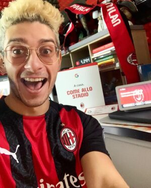 Stefano Lepri Instagram - Quest’anno sono carichissimo per il campionato visto che @acmilan ha iniziato fortissimo e ho persino una squadra al fantacalcio !! 😍 *E incrociamo le dita per stasera* 🤞🏻 Mi piacerebbe andare a sostenere i ragazzi allo stadio.. magari portando mio babbo a San Siro ma ancora non si può!! Grazie al mio Google Nest Hub riesco almeno a ricreare l’emozione dello stadio in camera mia ..! #adv 285/366