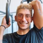 Stefano Lepri Instagram - Buongiorno a chi sorride per partito preso. A quelli che incroci per strada e salutano sempre. Che la vita è dura ma se sorridi lo è di meno. ☀️😝#sipuosorridereancheconlamascherina 283/366