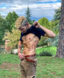 Stefano Lepri Instagram - Quanti significati nasconde una risata la quale assenza rende grigio il mondo .. Il marchio del tatuaggio è l’unico modo che abbiamo per difenderci da chi ci vuole annientare, è il posto segreto dentro il quale possiamo nascondere ciò che per noi è sacro. 274/366 #tattoo #joker #jokertattoo #freehandtattoo #tatuaggio