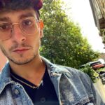 Stefano Lepri Instagram – Conto gli amici sulle dita di vino che verso, perché molti li hanno già bevuti.. sognavo un finale diverso ma adesso passo e nemmeno mi saluti .. mi chiedo dov’è , il posto per chi è come me 🎶 
264/366