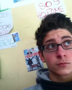 Stefano Lepri Instagram - Visto che probabilmente molti di voi in questo momento sono a scuola, volevo regalarvi questa chicca ritrovata nell’archivio di un lontano anno scolastico alle superiori, in condizioni discutibili .. ogni dettaglio è effettivamente discutibile 261/366