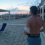 Stefano Lepri Instagram – Mi devi Parigi l’ultima neve in città
Mi devi le pizze che ho lasciato a metà 
Mi devi il sorriso spento di fronte al mare
Mi devi le notti passate a soffocare
Mi devi i risvegli senza la musica
La colazione solo di domenica 
Le mutande stampate male 
259/366
