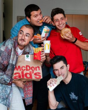 Stefano Lepri Instagram - Come saprete ogni venerdì noi @matesyt siamo in live sul nostro canale di Twitch. Nelle prossime settimane i nostri spuntini arriveranno direttamente in live con McDelivery, gentilmente offerti da @mcdonaldsitalia… ma dobbiamo aggiungere altro?! Mi raccomando non dimenticatevi di farci compagnia 😊. Vi aspettiamo!
#adv #mcdonaldsitalia #mcdelivery
259/366