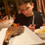 Stefano Lepri Instagram – Ho appena guardato il Tomahawk dentro la foto nello stesso modo in cui lo guardai il giorno della foto , solo che adesso non è veramente qui e mi è venuta tremendamente fame 😱 ho pensato che sarebbe stato giusto far venire fame anche a voi 😘🥩
253/366