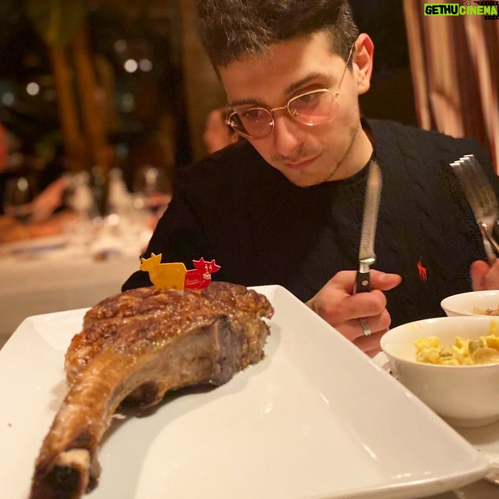 Stefano Lepri Instagram - Ho appena guardato il Tomahawk dentro la foto nello stesso modo in cui lo guardai il giorno della foto , solo che adesso non è veramente qui e mi è venuta tremendamente fame 😱 ho pensato che sarebbe stato giusto far venire fame anche a voi 😘🥩 253/366