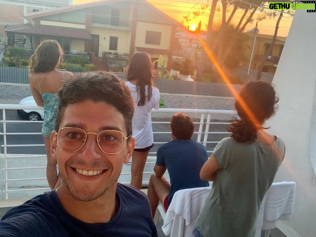 Stefano Lepri Instagram - Non mi ricordo se ve l’avevo detto, l’ultimo giorno di vacanza ho svegliato tutta la compagnia dell’anello per guardare insieme l’alba ❤️😌 lì per lì alle 5:45 del mattino mi avrebbero ucciso volentieri .. però secondo me tutto sommato non deve essergli dispiaciuto 😝 252/366