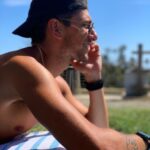 Stefano Lepri Instagram – Un tedesco suonava Wonderwall ad un falò
Di notte lui giocava a far ľartista
Mentre tu sorridevi e non guardavi, no
Mia dolce venere di insta
Perché sei stata ľestate migliore della mia vita, è la verità
Sembrava la storia infinita e forse era solo la felicità
250/366