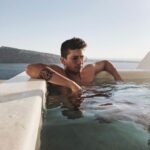 Stefano Lepri Instagram – Ho già caricato in passato questa foto, a luglio dell’anno scorso, la stavo riguardando e stavo pensando a quante volte nella vita fantastichiamo di essere in un posto diverso da quello che stiamo occupando in quel momento, la realtà è che questo momento ci appartiene tanto quanto quello che fantastichiamo di raggiungere con la variante dell’essere presente. Siamo sempre nel posto giusto al momento giusto cambia solo la nostra visione delle cose, il nostro futuro non è altro che presente plasmabile dalle nostre scelte. 248/366
#nonhoancorascattatonuovefoto