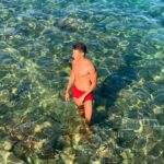 Stefano Lepri Instagram – Ci sono sogni che resteranno tali ed altri che nemmeno sapevi esistessero, che diventeranno realtà. Non aspettarti mai niente da nessuno, sarebbe come aspettarsi il sole nella notte e la luna durante il giorno… Ma non smettere mai di cercare, di sperare e di volerci provare.. qua per esempio avevo perso gli occhialini in acqua 🤷🏼‍♂️

243/366 Lido Le Nereidi