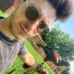 Stefano Lepri Instagram – Nessun uccello vola appena nato, ma arriva il momento in cui il richiamo dell’aria è più forte della paura di cadere e allora la vita gli insegna a spiegare le ali .. il calabrone invece non può volare a causa della forma e del peso del proprio corpo in rapporto alla superficie alare; ma il calabrone non lo sa e perciò continua a volare.

241/366 🦅