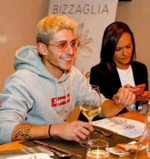 Stefano Lepri Instagram - Serate uniche con persone speciali, prima delle ultime restrizioni .. in bocca al lupo per il tuo nuovo libro 🥰 #dipioggiaedifiori 📚 286/366