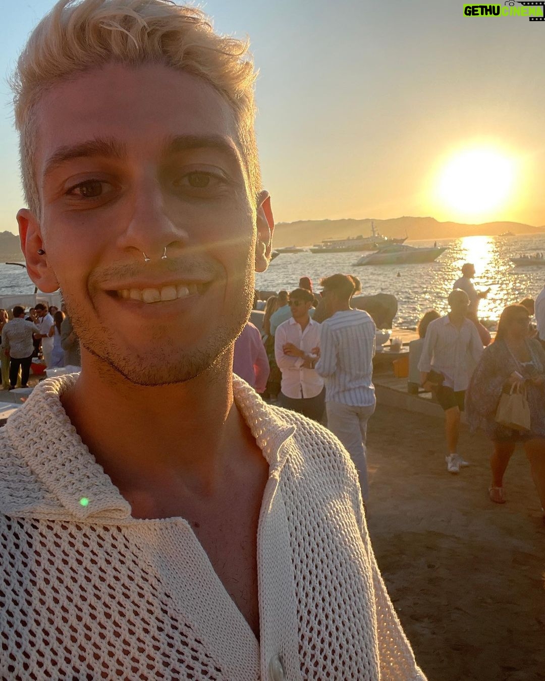 Stefano Lepri Instagram - Sardegna 2023 In ordine di apparizione : - Il mio yatch alle spalle - detonazione Bal Harbour - white party 0 macchie - gli unici svegli alle 8 - Elena suggerisce 2 drink - missione Vesper - stasera McDonald - idioti sull’aereo - più belli o più brutti nello🪞?
