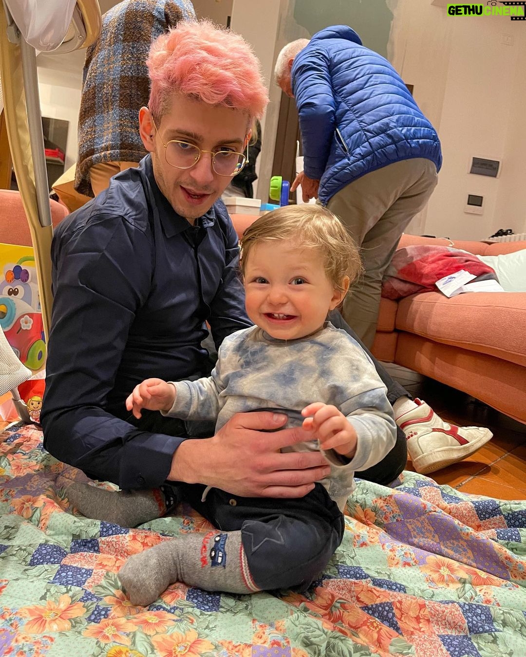 Stefano Lepri Instagram - Quando vedi un ragno enorme infilarsi sotto al mobile ma tuo nipote pensa che sia un nuovo giocattolo 😅 #bastachesorridi