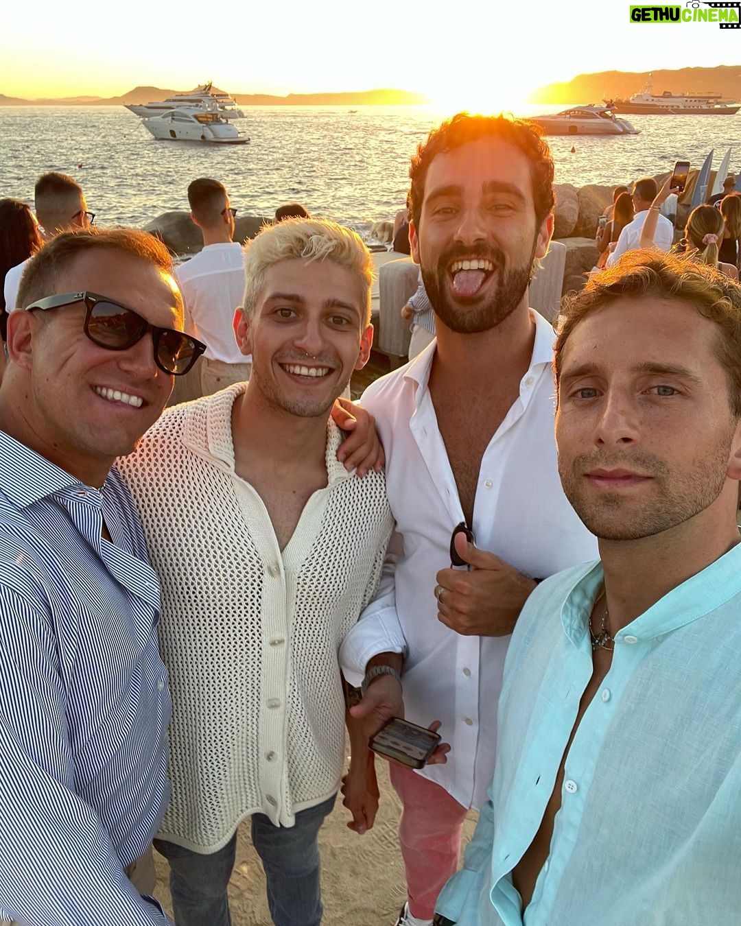Stefano Lepri Instagram - Sardegna 2023 In ordine di apparizione : - Il mio yatch alle spalle - detonazione Bal Harbour - white party 0 macchie - gli unici svegli alle 8 - Elena suggerisce 2 drink - missione Vesper - stasera McDonald - idioti sull’aereo - più belli o più brutti nello🪞?