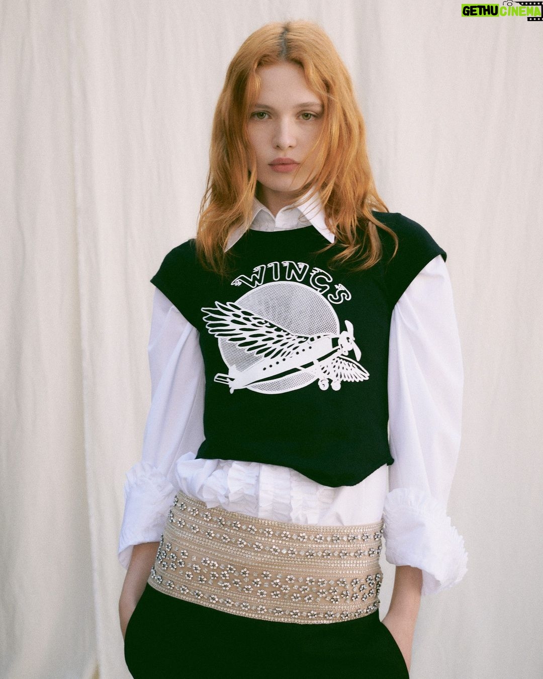 Stella McCartney Instagram - STELLA SUMMER: Covering a classic. Vintage #Wings graphics are remixed on organic cotton baby tees – an homage to Paul and Linda McCartney's iconic band. Wings t-shirts are crafted from organic cotton – a fabric we have pioneered since 2008, grown using up to 70% less water compared to conventional cotton. Discover the #StellaSummer24 collection at stellamccartney.com. #StellaMcCartney