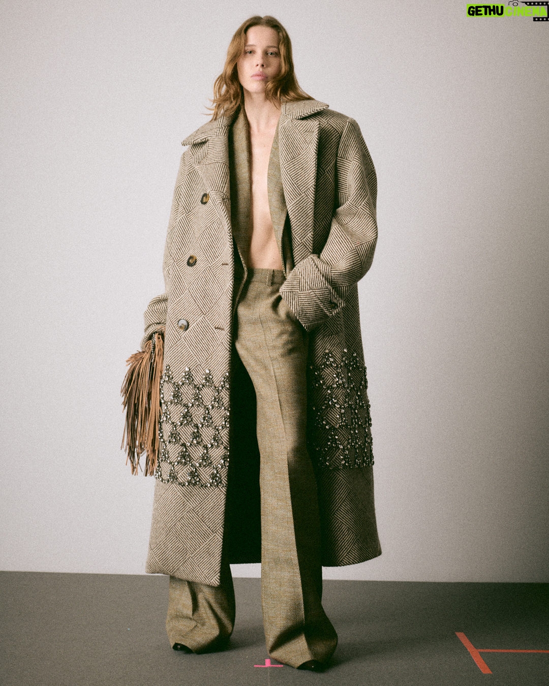 Stella McCartney Instagram - A MESSAGE FROM MOTHER EARTH: Croc trench coats are crafted from UPPEAL™️ — an apple-based #vegan alternative to leathers and exotic skins. Every year, Vietnam alone exports over 30,000 crocodile skins. Our #crueltyfree alternative was tanned without any of the harmful or carcinogenic chemicals used to make animal leather. Shop an exclusive edit of #StellaWinter24 pieces now in-store and at stellamccartney.com #StellaMcCartney #StellaWinter24
