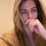 Stephanie Cayo Instagram - Lo loco de las cosas.. que me levanté el otro día cantando esta canción… estaba entre dormida y despierta.. y la tarareaba.. habrá sido hace unos 4 días ya.. Y 💥 anoche la cantó @aliciakeys …Yo amo esta canción… y la amo a ella.. en algún momento haré otro video cuando me peine, pero ya saben que yo en mi día a día ando así, despeinada y sin maquillaje ;) yo admiro a las mujeres que tienen tiempo de arreglarse todos los días… Mi madre me va a llamar en 5,4,3..2… #ifiaintgotyou - who else LOVED @aliciakeys last night?