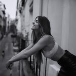 Stephanie Cayo Instagram - Era un mundo tratar de contarlo todo, era poco lo que se podía decir.. considerando tu astucia y mis nervios, pero cuándo he sido nerviosa yo? Habría que recordar.. Ha podido convertirse en algo habitual algo que solo soñaba? Quizás mágico por no decir más que eso…Menos, sería injusto y más, sería poco creíble. Pero de creer ya sabemos que no es lo que abunda en estos tiempos. Creemos en todo menos en lo que sería increíble creer. Creemos que escuchamos pero no es así, están muy ocupados en sus propios pensamientos. Quizás ni piensan algunos, solo hablan y uno escucha solo palabras. Hablando menos he entendido más que nunca. Lo que verdaderamente hay que entender. S.🤍 📸 @giuseppefalla - It was a world for me trying to say everything, there was little that could be said considering your cunning and my nerves, but when have I been nervous? Would I have been able to make something I only dreamed of into a regular occurrence? Perhaps magical to say the least. Less would be unfair, more would not be credible. But believing, we already know that it is not abundant these days. We believe in all things, but not in what would be incredible to believe. We think we are listening but we are not, they are very busy with their own thoughts. Maybe some don’t even think, they just talk and you only hear words. By speaking less he understood more than ever. What you truly need to understand. S. 🤍 Madrid, Spain
