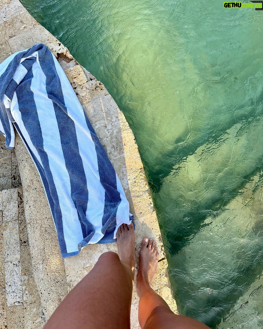 Stephanie Cayo Instagram - De los mandamientos que conozco: no se deben desperdiciar las puestas de sol… los momentos especiales… las palabras bonitas… Aquí vamos 2024 🤍 - From the commandments I know, one should not waste sunsets, special moments and beautiful words… Here we go 2024 🤍