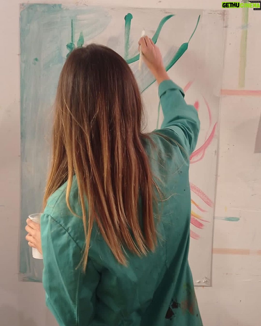 Stephanie Cayo Instagram - Ella es Carmen, Carmen es dulce, intuitiva al 100% y buena para conversar, habla con los ojos.. Carmen mueve la distribución del salón cuando llega porque cada día siente algo distinto.. nunca un día es exactamente igual al anterior.. Venir a su clase es una aventura cada vez, nunca sabes lo que va a hacer y por ende lo nuevo que vas a descubrir. De las cosas que he ido aprendiendo, que puedo compartirles, es qué hay que ir más despacio… con más calma. Porque solo así puedes absorber lo verdaderamente importante, darte el tiempo para poner aquello en el Cuerpo, en la práctica, porque si solo se entiende con la cabeza.. rápidamente se olvida.. Vivir en el cuerpo… Cómo cuidar al otro sin sobre proteger? Cómo es esto de ser madre sin ser madre? Saber estar pero dar plena libertad… Una voz dulce tiene más llegada que una voz firme 🤍 Les iré contando lo que se me ha ido quedando este 2023… - Her name is Carmen, Carmen is sweet, 100% intuitive and great ti talk to, she speaks with the eyes. Carmen moves the layout of the room when she arrives because every day she feels something different... never is one day exactly the same as the previous one... Coming to her class is an adventure every time, you never know what she is going to do and therefore what new things you are going to discover. One of the things that I have been learning, that I can share with you, is that you have to go slower... more calmly. Because only then can you absorb what is truly important, give yourself the time to put that in the Body, in practice, because if you only understand it with your head... you quickly forget it. Living in the body... How to care for others without overprotecting? What is it like to be a mother without being a mother? Knowing how to be there but give full freedom... A soft voice has more reach than a firm voice. 🤍 Barrio De Las Letras, Madrid