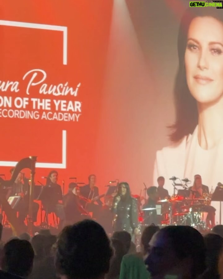 Stephanie Cayo Instagram - Ayer fue tan tan bonito… @laurapausini es una artista tan completa.. que admiro tanto, de pequeña fue el primer álbum completo que me aprendí y los que me conocen… saben… no me aprendo bien las letras de las canciones.. pero sus letras… habla de amor, del espíritu, de tantas cosas profundas que casi nadie habla ya en canciones, y menos en la vida diaria… Laura es lo más grande y no tiene tiempo finito, como todo lo realmente bueno. Perdonen mis gritos.. Y gracias por la invitación @scalperscompany 🤍 y precisamente a la buena compañía. Para terminar la noche, el palacio de las dueñas 🌹 Ah! Me olvidaba.. le hemos terminado cantando a Laura desde la van de la salida a grito herido con todo el amor del mundo.. a un metro de distancia, que ha sido lo mejor de la noche🤣 - Yesterday was so beautiful... @laurapausini is such a complete artist... that I admire so much, as a child it was the first complete album that I learned and those who know me... know... I don't learn the lyrics of the songs well... but her lyrics... it talks about love, about spirit, about so many deep things that almost no one talks about in songs anymore, and even less so in daily life... Laura is the greatest and has no finite time, like everything really good. Excuse my screams... And thanks for the invitation @scalperscompany 🤍 and to be precise, the good company. To end the night, the palace of the dueñas 🌹 Seville, Spain