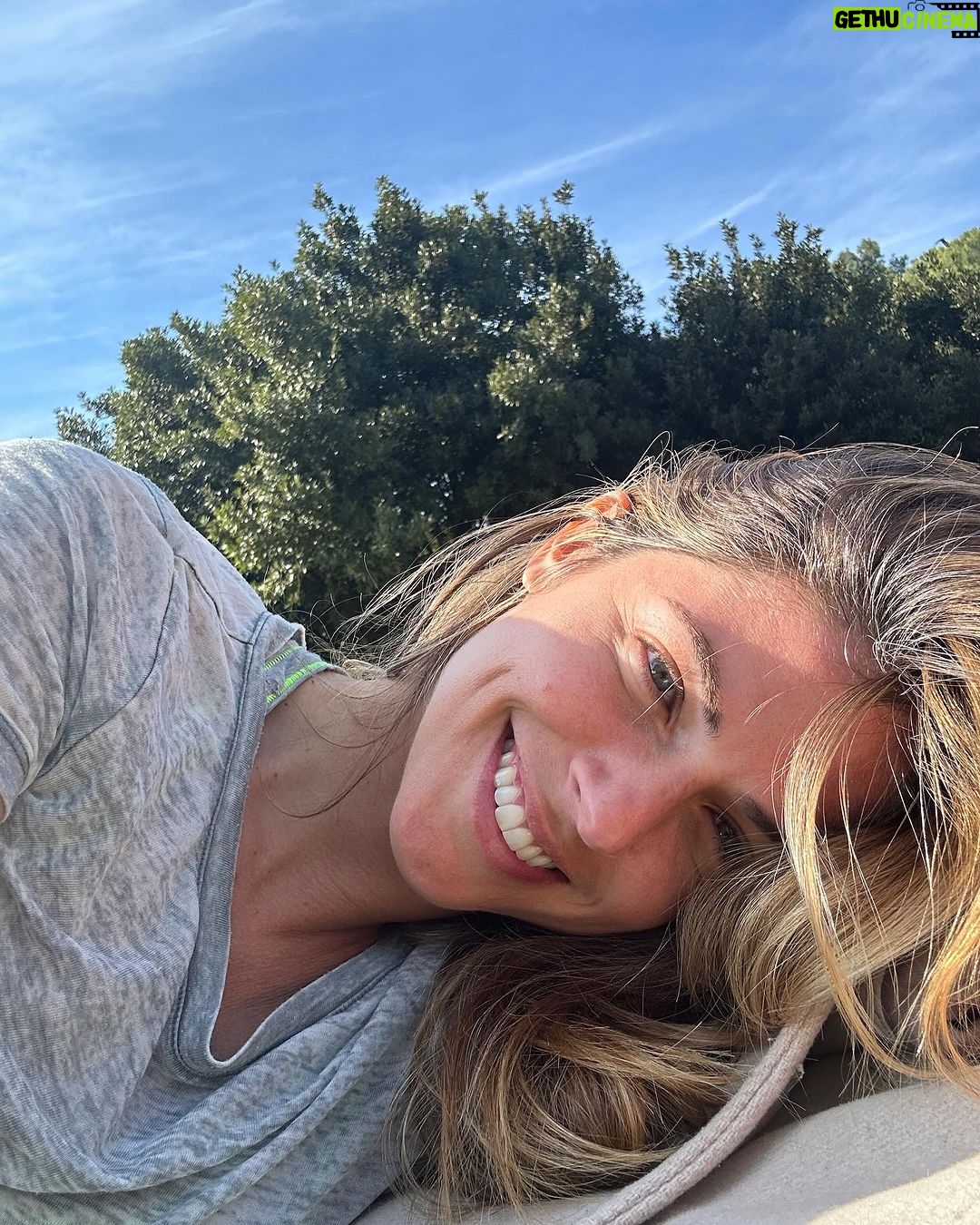Stephanie Cayo Instagram - No se debe intentar comprender el amor, no se debe intentar analizarlo ni siquiera explicarlo. Es simplemente una experiencia que no debe ni puede ser perfecta, estática o fija; para mí, simplemente te enseña, si realmente escuchas, todo lo relacionado con el contraste, la polaridad y nos aporta claridad sobre nosotros como naturaleza humana. Nada más. Si existe, déjalo respirar, déjalo ser. - Love should not be tried to be understood should not be tried to be analyzed or even explained. It’s just an experience that should not, cannot be perfect, static or fixed, to me it just teaches you, if you really listen, everything about contrast, polarity, and brings clarity about us as human nature. Nothing else. If it exists, let it breath, let it be.