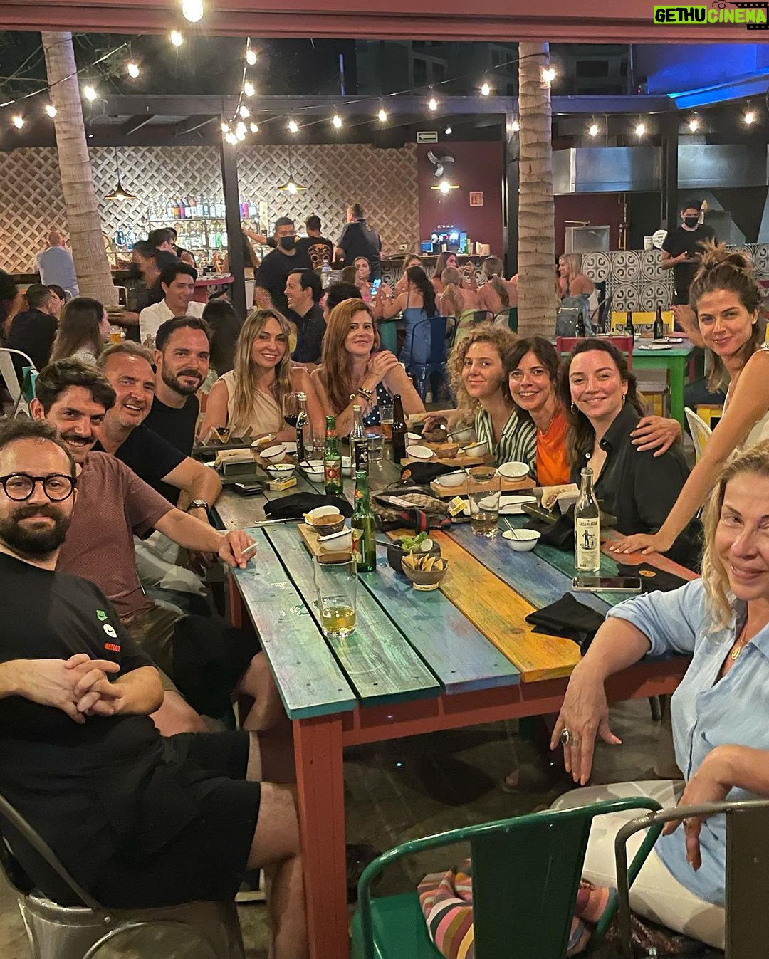 Stephanie Cayo Instagram - Ya se estrenó “invitación a un asesinato” en @netflixlat para este fin de semana! Un rodaje muy divertido en Los Cabos… sobra decir que la pasamos muy bien con estas personas geniales (madre incluida)🤍 - Go watch this weekend “ invitation to murder” on @netflixlat We had a great time with this wonderful group of people.. (and my mom) 🤍 go watch! Cabo San Lucas, Baja California Sur