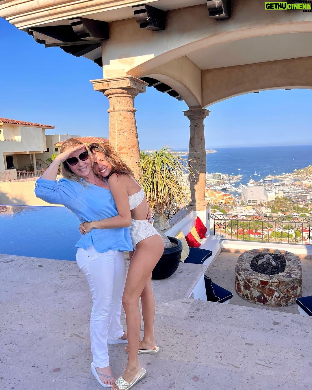Stephanie Cayo Instagram - Ya se estrenó “invitación a un asesinato” en @netflixlat para este fin de semana! Un rodaje muy divertido en Los Cabos… sobra decir que la pasamos muy bien con estas personas geniales (madre incluida)🤍 - Go watch this weekend “ invitation to murder” on @netflixlat We had a great time with this wonderful group of people.. (and my mom) 🤍 go watch! Cabo San Lucas, Baja California Sur