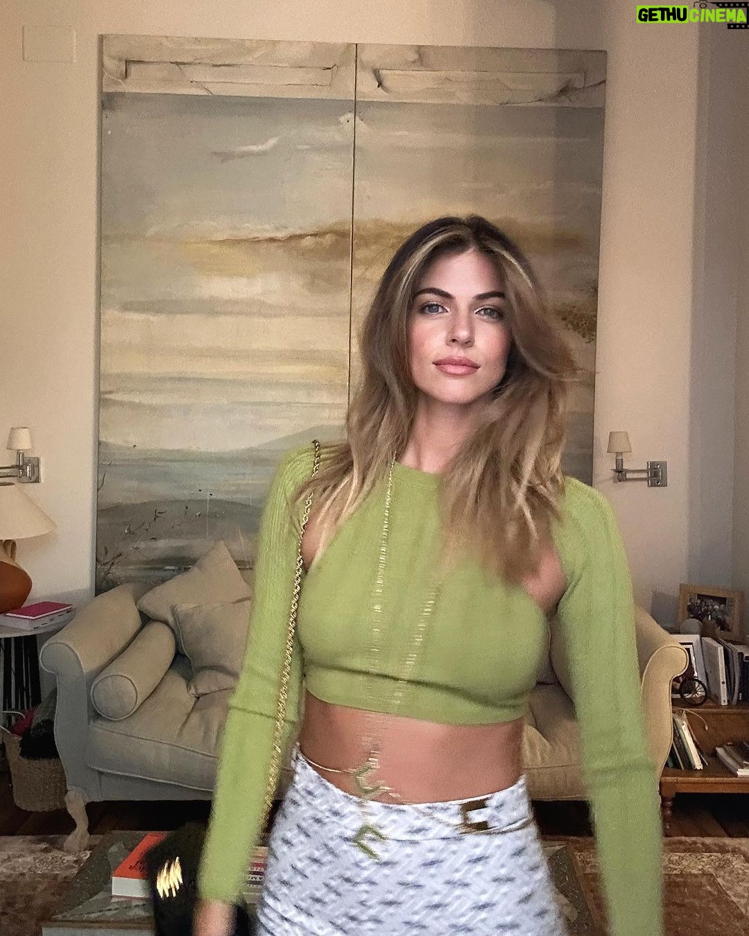 Stephanie Cayo Instagram - Cuál es la frase que más les gusta de la primera foto? Cuando me preguntan, por qué eres tan expresiva.. yo digo, y por qué no? Estoy tan contenta que nuestros chicos de @performingartsperu fueran invitados por mi grupo favorito @bacilos a hacer unos coros preciosos.. seguimos buscando maneras de conseguirles experiencias únicas en la escuela Sorolla.. ese es un post aparte con todo lo que me hace sentir y pensar.. Camino a la premiere de mi amigo @furtadonico y @maggiecivantos en su Peli #ElJuego una peli muy linda sobre una relación 💓en plena cuarentena.. Y bueno.. “Se trata de hacer sin hacer que haces.. se trata de ser.” Recordatorio acerca de la felicità… 🩵 Madrid, Spain